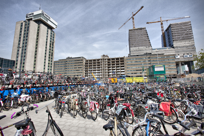 816259 Afbeelding van de fietsenstalling op het Jaarbeursplein te Utrecht. Op de achtergrond het NH Utrecht Hotel ...
